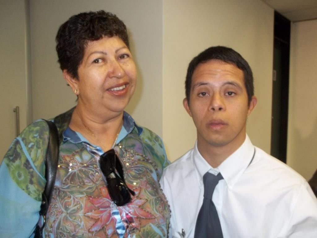 Imagem: Irma com o filho Cirilo que, apesar da Síndrome de Down, encontrou portas abertas para o trabalho na Assembleia Legislativa.