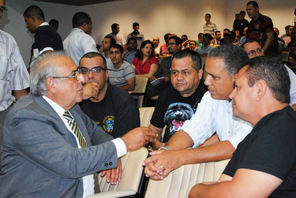 Imagem: O presidente da Casa de Leis, deputado Jerson Domingos, conversou com policiais antes do inicio da sessão extraordinária.