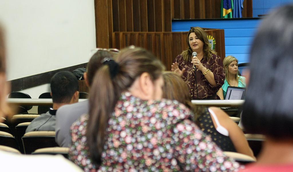 Imagem: Servidoras participam de palestra sobre saúde da mulher no plenário.