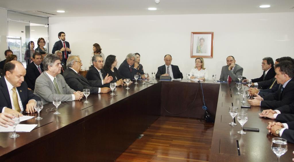 Imagem: Comitiva de Mato Grosso do Sul durante reunião com ministra Gleisi Hoffmann.