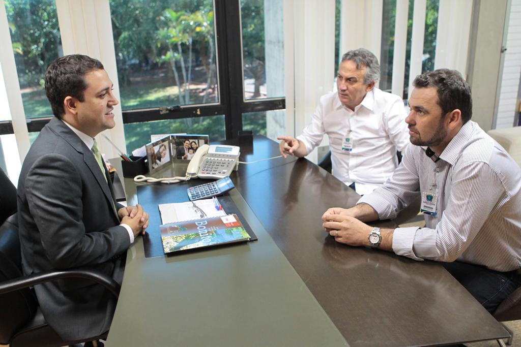 Imagem: Deputado Marcio Fernandes  e os prefeitos: Silas José e Juvenal Neto