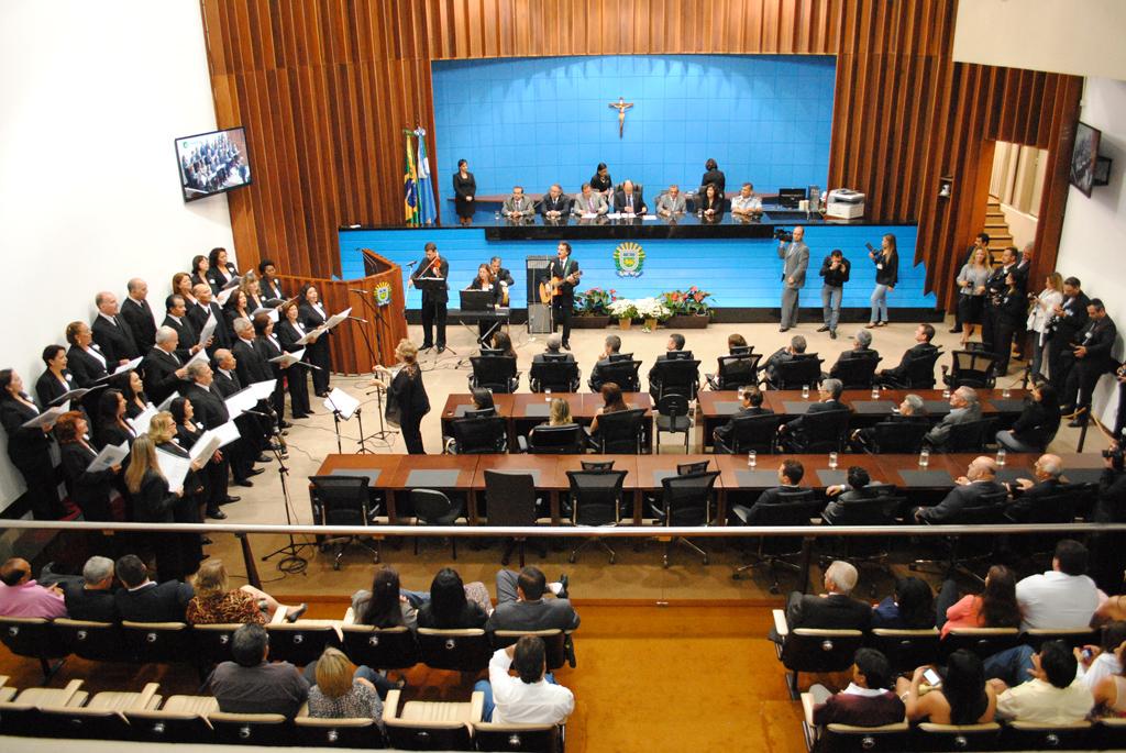 Imagem: Plenário Júlio Maia ficou lotado durante cerimônia para entrega de honrarias.