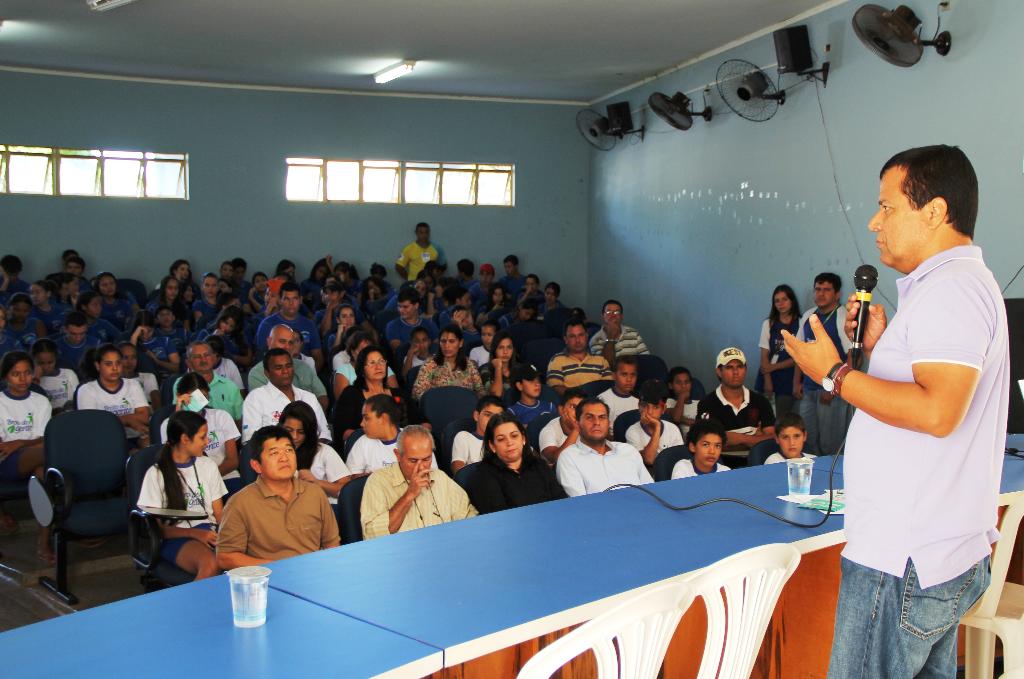 Imagem: Deputado Amarildo Cruz fala para platéia de mais de 200 estudantes em Deodápolis