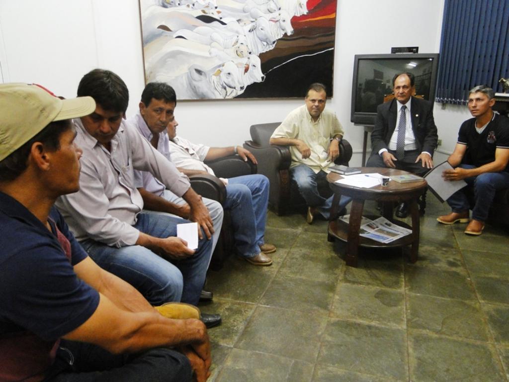 Imagem: Reunião entre pequenos produtores, Francisco Maia e o deputado Zé Teixeira aconteceu na sede da Acrissul.