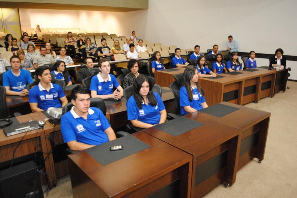 Imagem: Deputados estudantes da 3ª edição do Parlamento Jovem se despediram do projeto nesta quarta-feira.