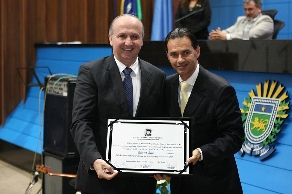 Imagem: Empresário Roberto Rech recebe título das mãos do deputado Marquinhos Trad.