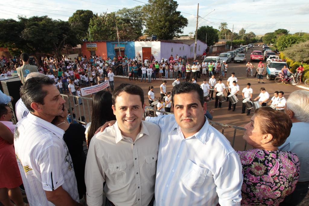 Imagem: O deputado Marcio Fernandes (PTdoB) com o prefeito de Bandeirantes Márcio Faustino (PSD) durante o desfile cívico em comemoração aos 48 anos da cidade