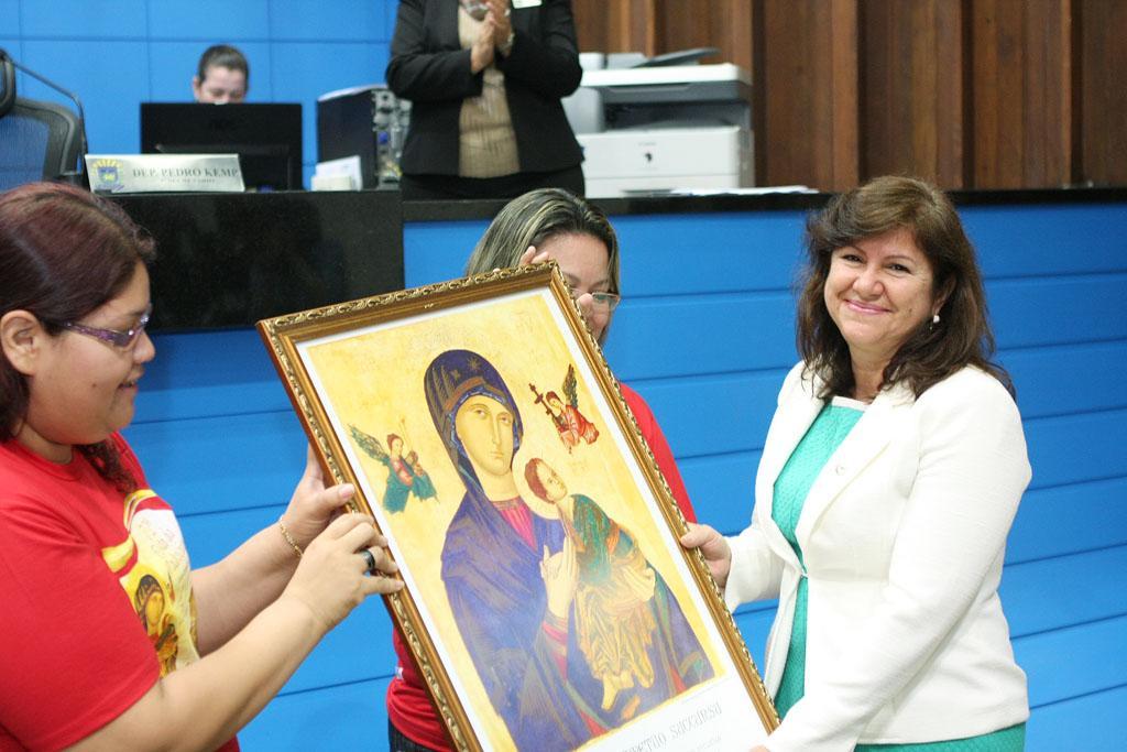 Imagem: Dione Hashioka recebe ícone de Nossa Senhora do Perpétuo do Socorro.