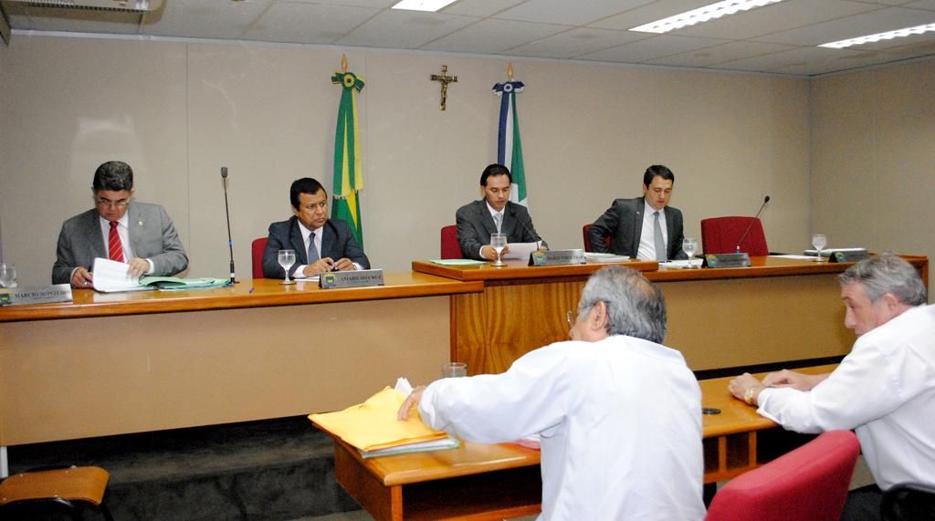 Imagem: Membros da comissão apresentam pareceres de matérias em tramitação na AL. 