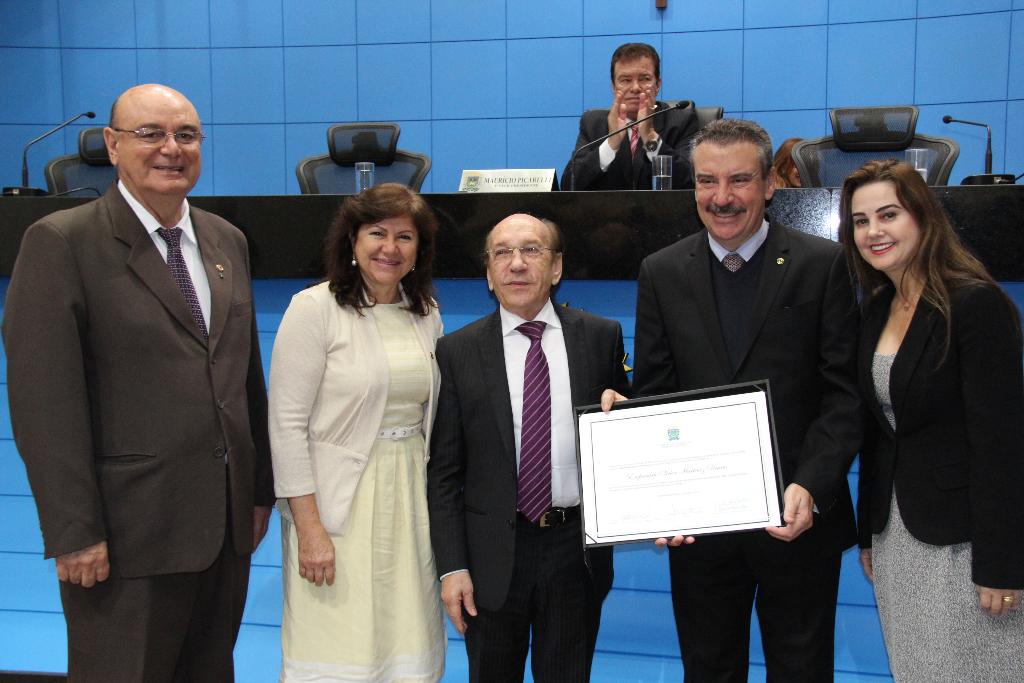 Imagem: Espanhol recebe certificado de visitante ilustre
