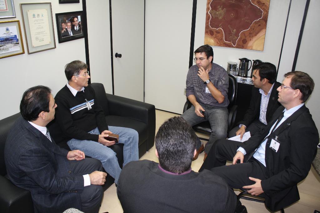 Imagem: Felipe Orro reunido com membros do CRA