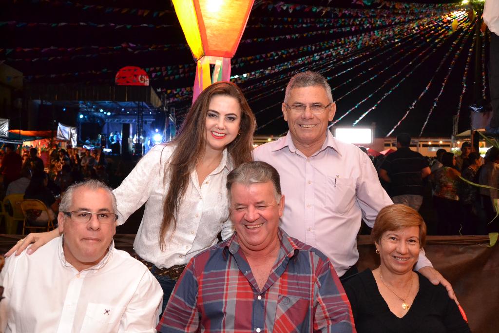 Imagem: Mara Caseiro ao lado do prefeito de Batayporã durante a abertura da festa