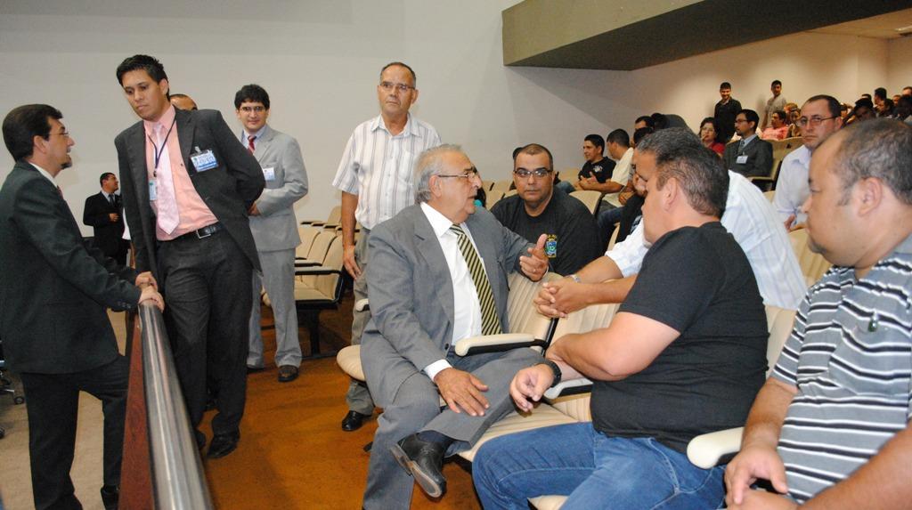 Imagem: Deputado Jerson conversando com policiais civis durante sessão extraordinária realizada no dia 22 de maio para definir reajuste da categoria.