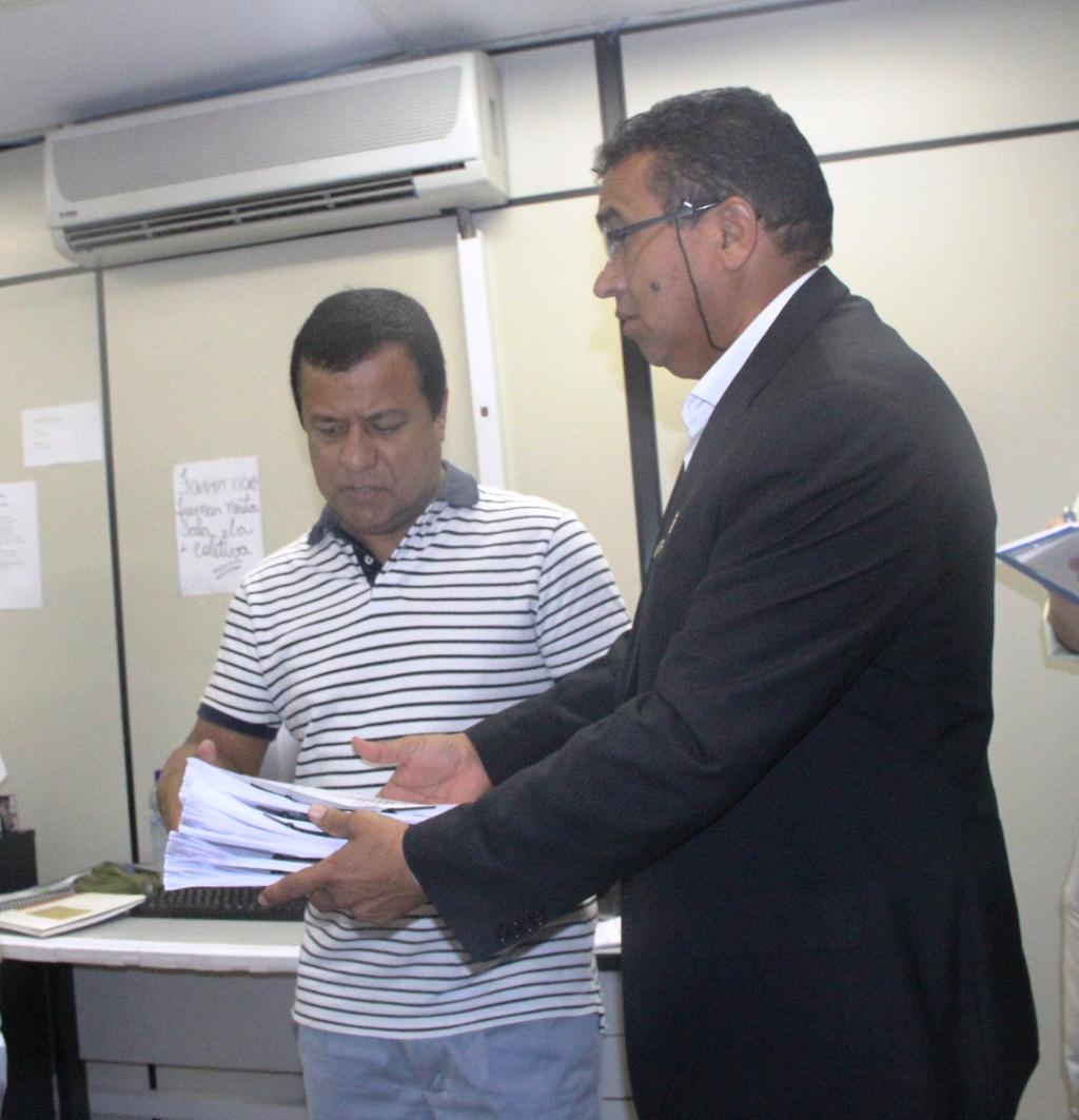 Imagem: Amarildo Cruz recebe documentos entregues pelo vereador Airton Araújo