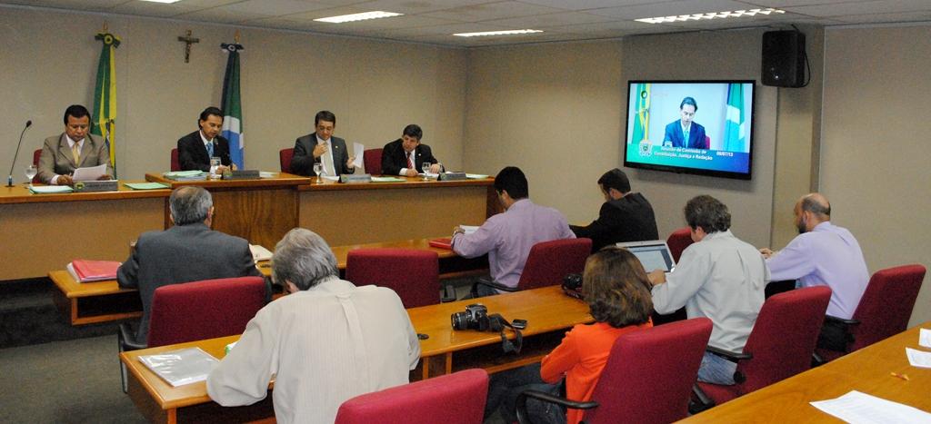 Imagem: Reunião da CCJR acontece todas às terças-feiras no plenarinho Nelito Câmara.