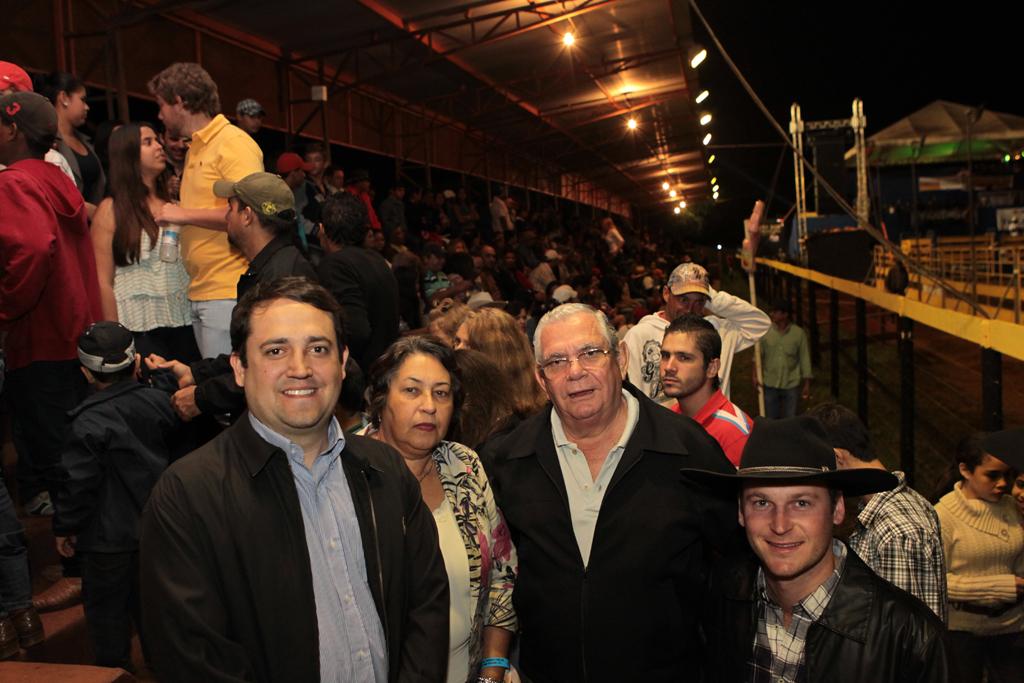 Imagem: Marcio Fernandes prestigia rodeio junto com o prefeito Adão Rolin e o vereador Guinter Maffissoni em São Gabriel do Oest