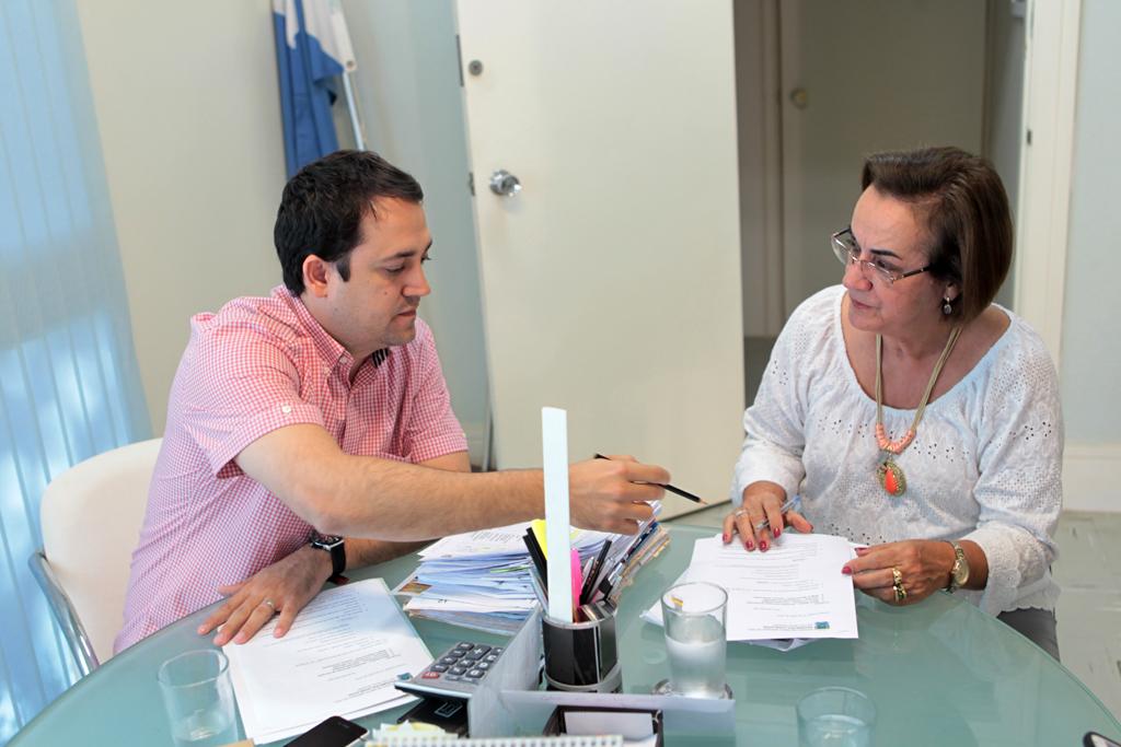 Imagem: O deputado Marcio Fernandes se reuniu com a secretária Nilene Badeca para discutir emendas parlamentares