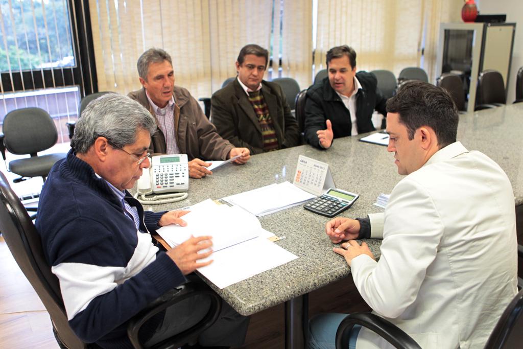 Imagem: Marcio Fernandes se reúne com o governador André Puccinelli e prefeito Ari Basso para viabilizar recursos para Sidrolândia