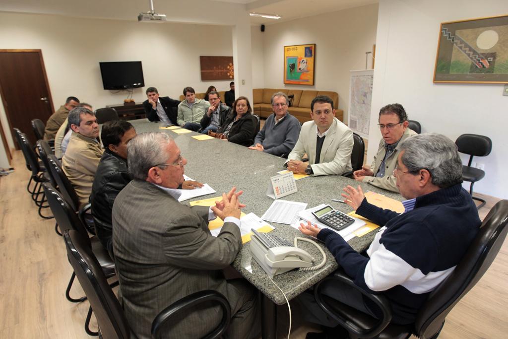 Imagem: Marcio Fernandes, prefeito Rolim e staff de secretários de SGO participam de reunião para pedir recursos para o município.