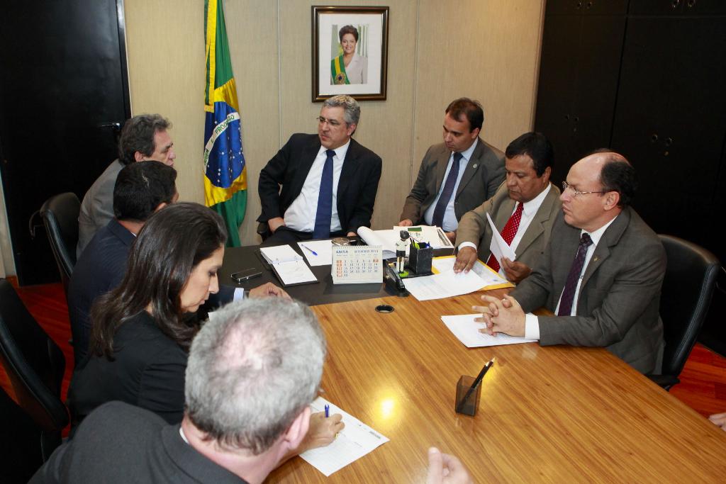 Imagem: Deputados Amarildo Cruz e Junior Mochi em reunião com o ministro da Saúde.