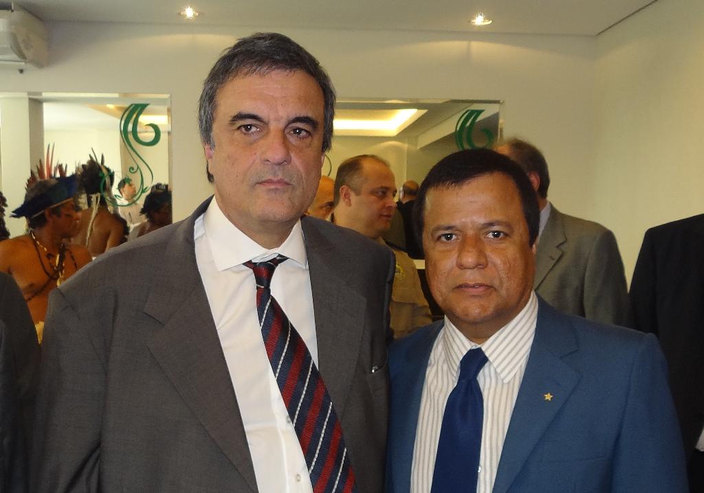 Imagem: Deputado Amarildo Cruz ao  lado do ministro da Justiça
