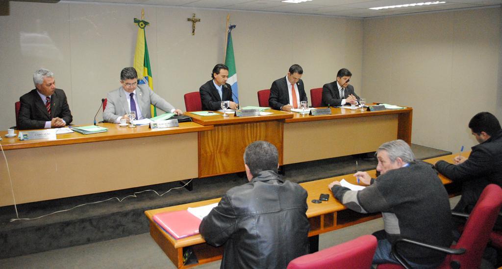 Imagem: Deputados integrantes da CCJR realizaram reunião no plenarinho Nelito Câmara.