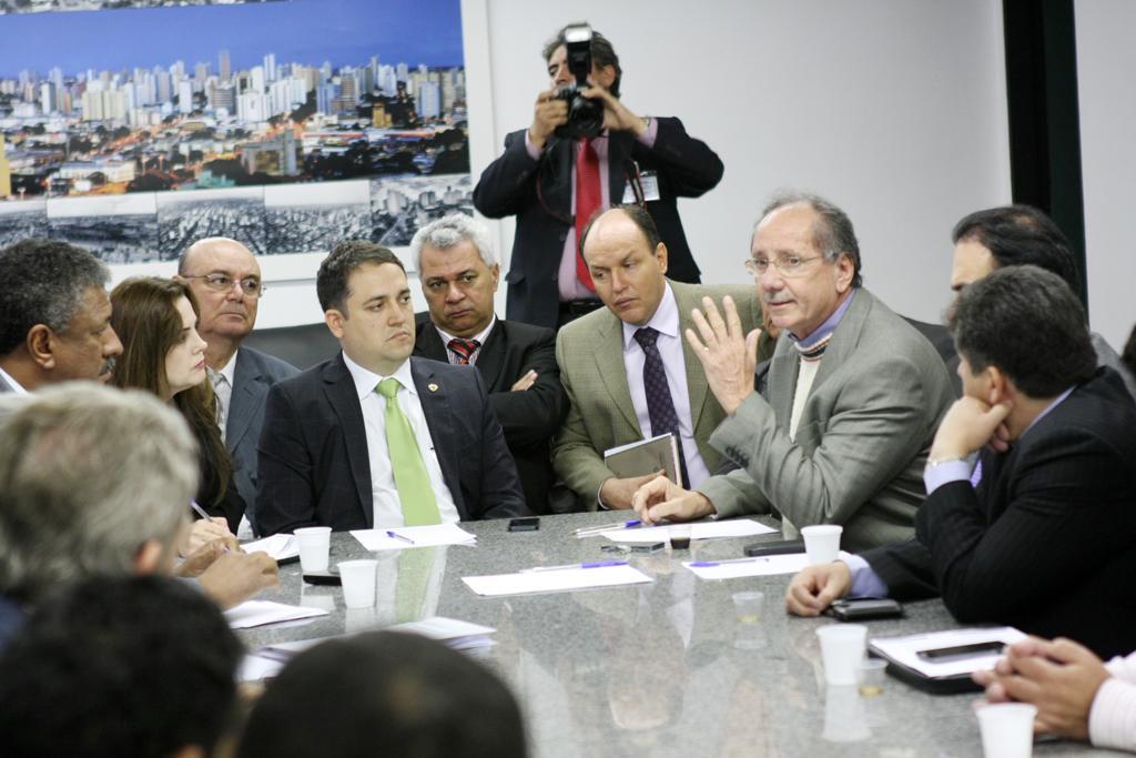 Imagem: Reunião entre os deputados e o superintendente do Incra aconteceu na sala da presidência.