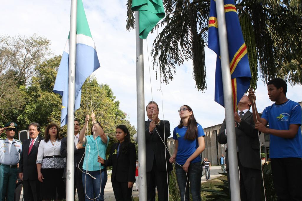 Imagem: Alunos da Escola Estadual Manoel Bonifácio Nunes da Cunha hasteiam bandeiras em frente à AL.