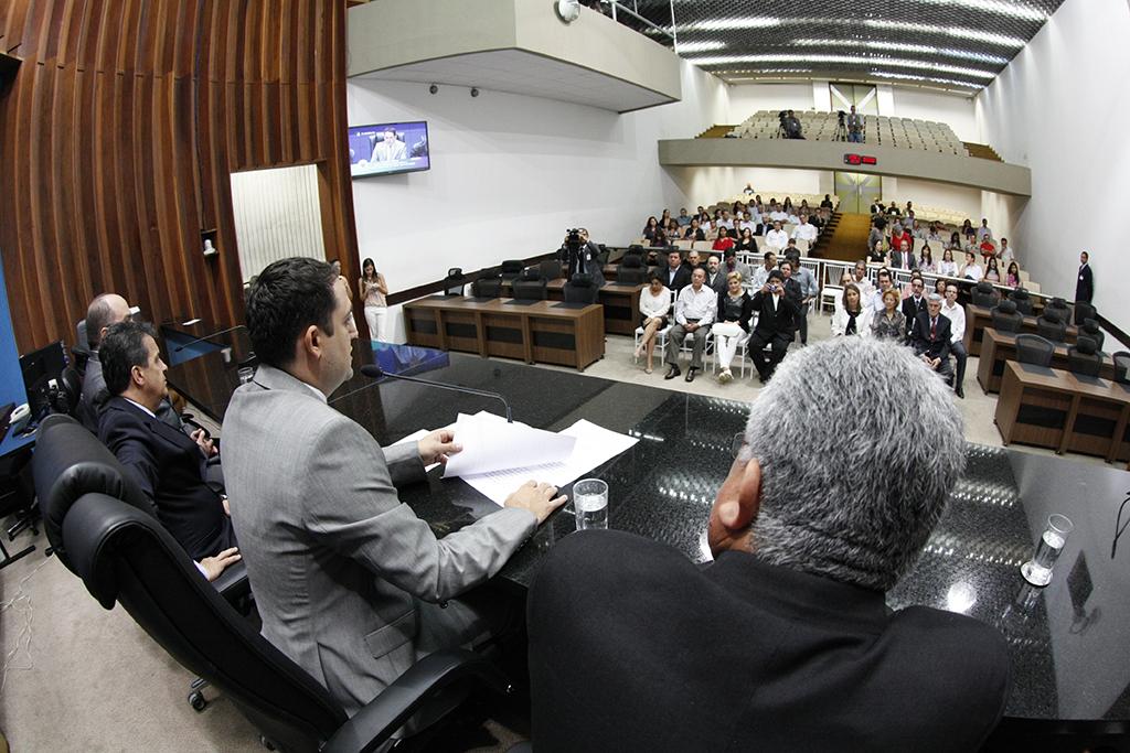 Imagem: Sessão solene comandada pelo deputado Marcio Fernandes reuniu vários médicos veterinários no plenário.