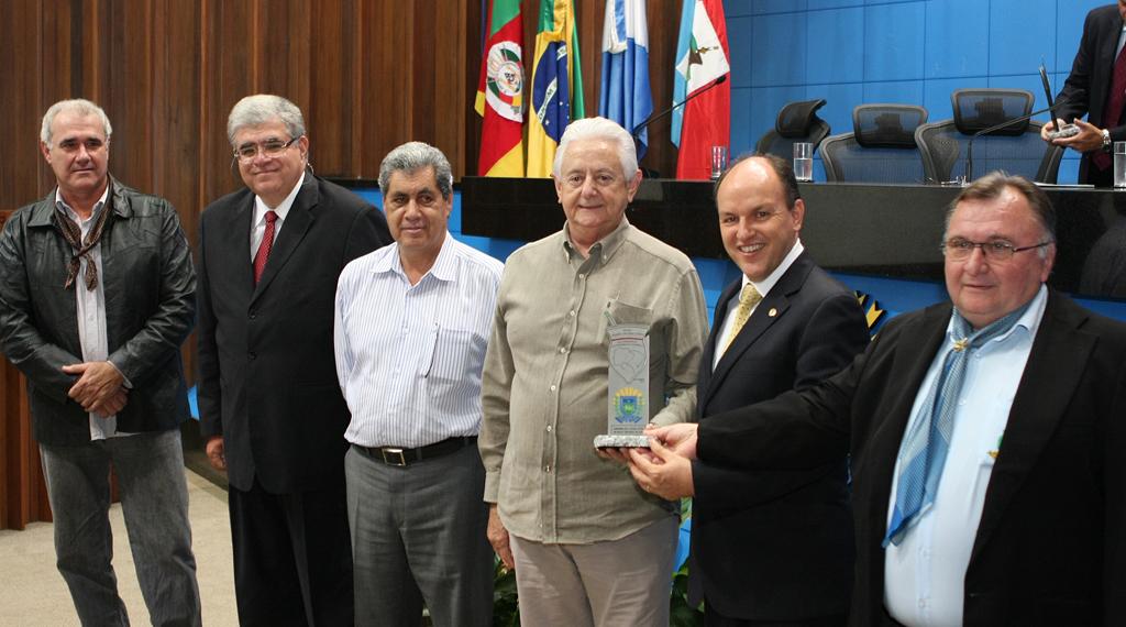 Imagem: Gaúchos foram homenageados com o troféu Harry Amorim Costa.