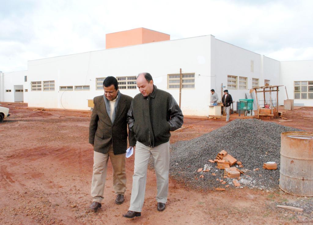 Imagem: Amarildo Cruz e Junior Mochi realizaram diligências na UPA das Moreninhas II em julho deste ano e constataram degradação do local. 