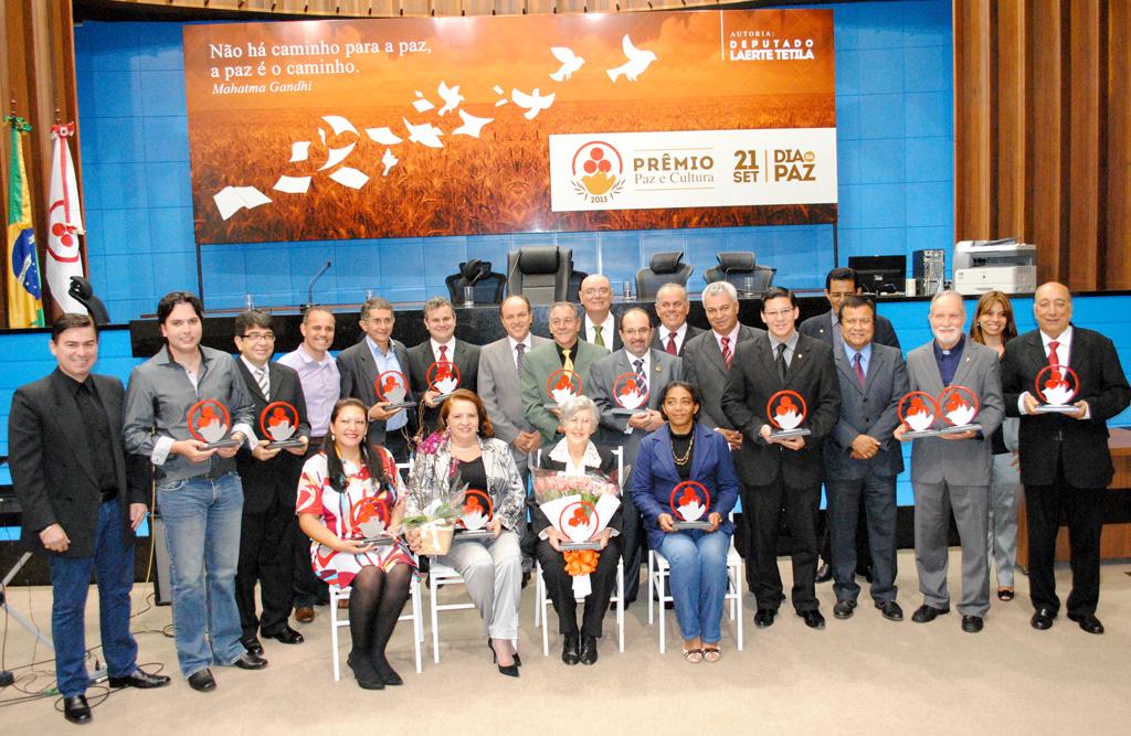 Imagem: Homenageados receberam honrarias em sessão solene no plenário Júlio Maia.