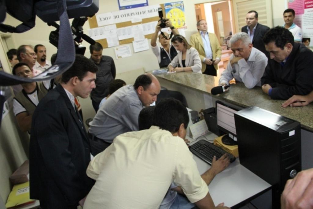 Imagem: Deputados Junior Mochi e Amarildo Cruz verificam funcionamento do Gisa.