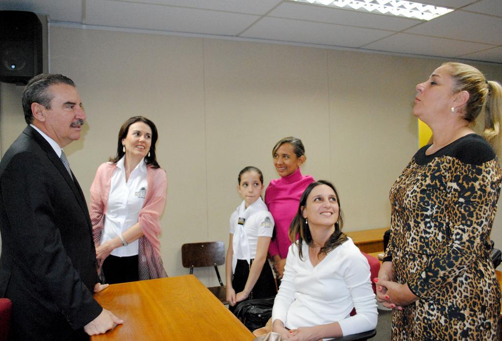 Imagem: Reunião no plenarinho contou com diretora da Escola do Teatro Bolshoi no Brasil e também com a bailarina Cecília Bassetto, que é de MS.