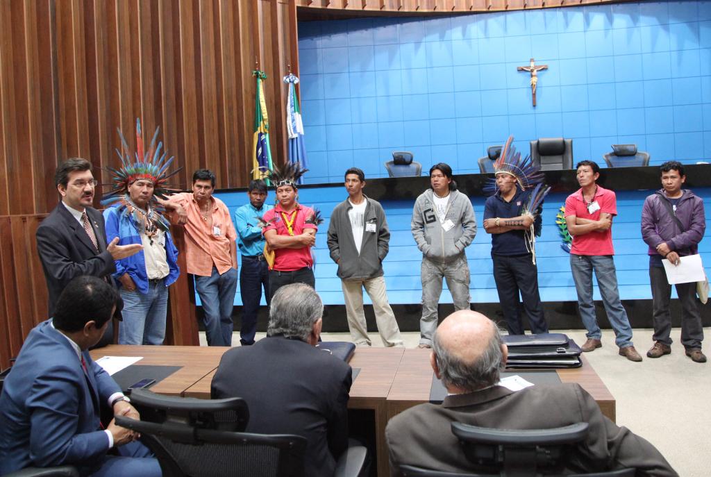 Imagem: Deputado Pedro Kemp, juntamente com lideranças indígenas, para discutir solução ao impasse.