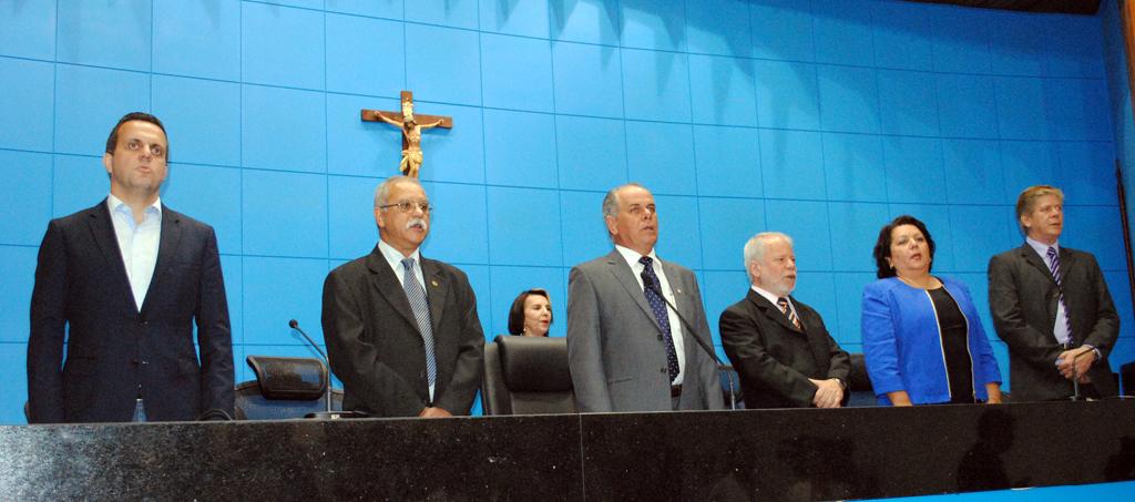 Imagem: Sessão solene para a entrega de títulos foi conduzida pelo deputado Lauro Davi.