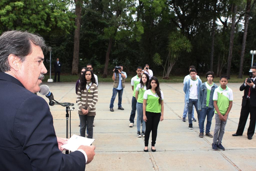 Imagem: Deputado Arroyo recepcionou os estudantes na cerimônia de hasteamento das bandeiras.