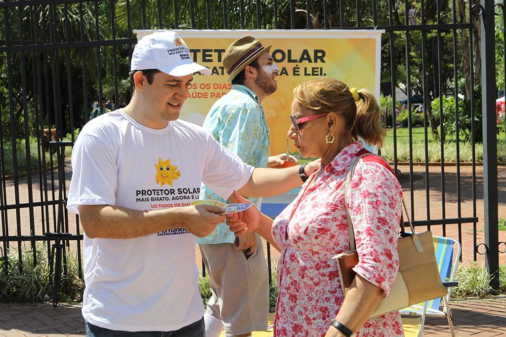 Imagem: Deputado Marcio Fernandes durante ação de incentivo ao protetor solar na praça Ary Coelho 