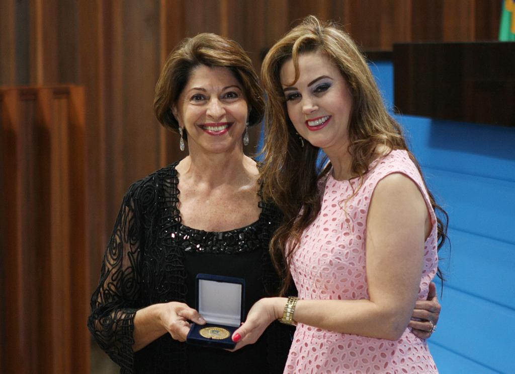 Imagem: Conselheira Marisa Serrano, que já trabalhou como professora, foi homenageada pela deputada Mara Caseiro.