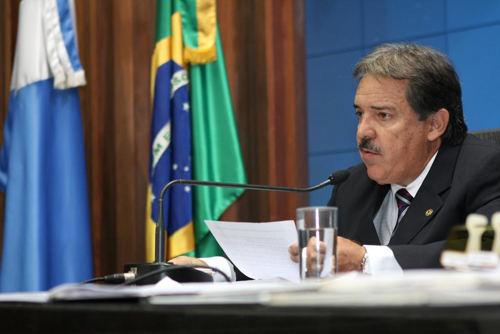 Imagem: Deputado Arroyo, 1º secretário da Assembleia, leu as mensagens durante o expediente.