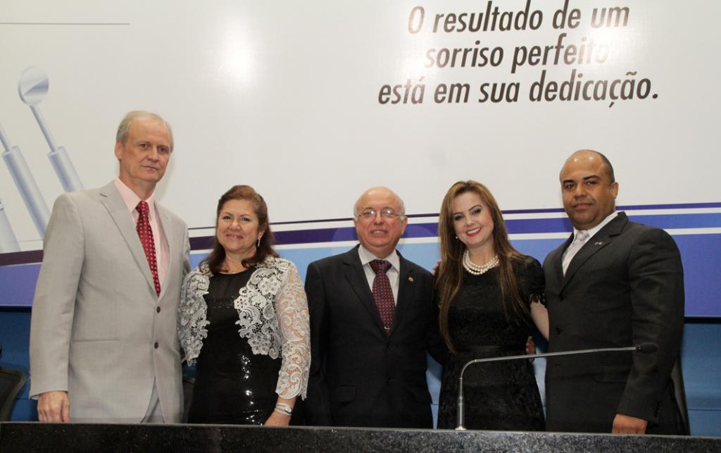 Imagem: Deputadas Dione Hashioka e Mara Caseiro, dentistas por formação, homenagearam os profissionais.