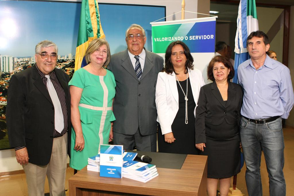 Imagem: Deputado Jerson Domingos junto com equipe responsável pela elaboração da publicação.