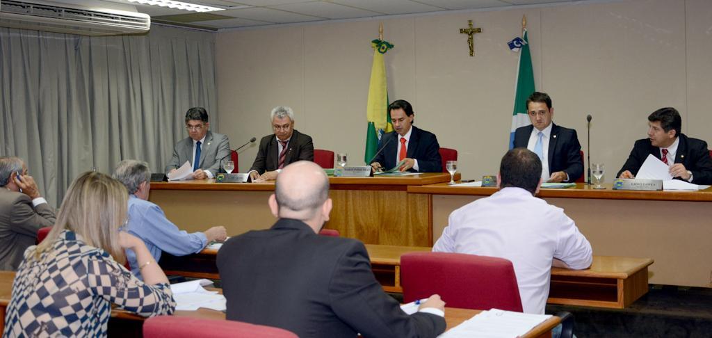 Imagem: Deputados integrantes da CCJR se reúnem todas as terças-feiras no plenarinho.