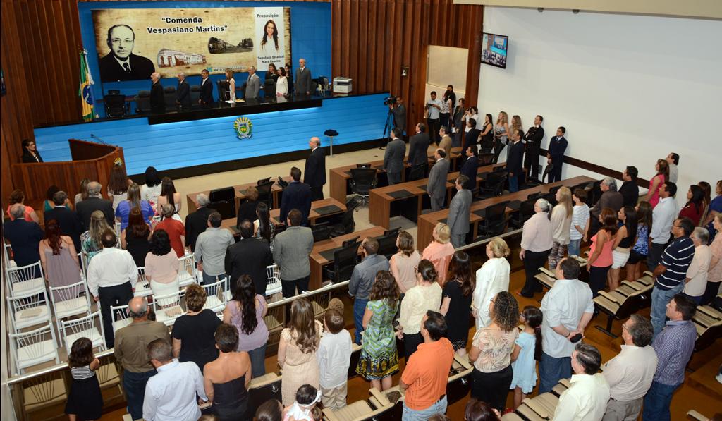 Imagem: Comenda Vespasiano Martins foi entregue a profissionais da saúde no plenário da AL.