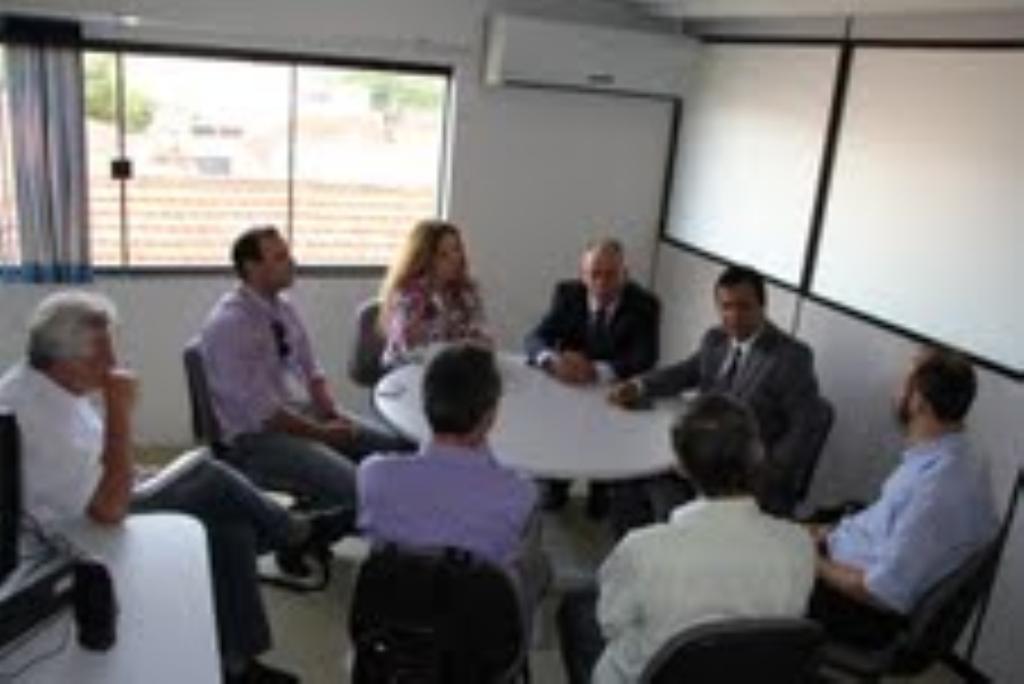 Imagem: Deputado Amarildo Cruz durante reunião com técnicos do Ministério da Saúde