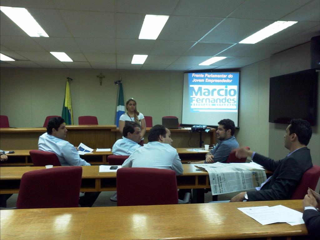 Imagem: Reunião da Frente proposta pelo deputado Marcio Fernandes aconteceu no plenarinho Nelito Câmara.