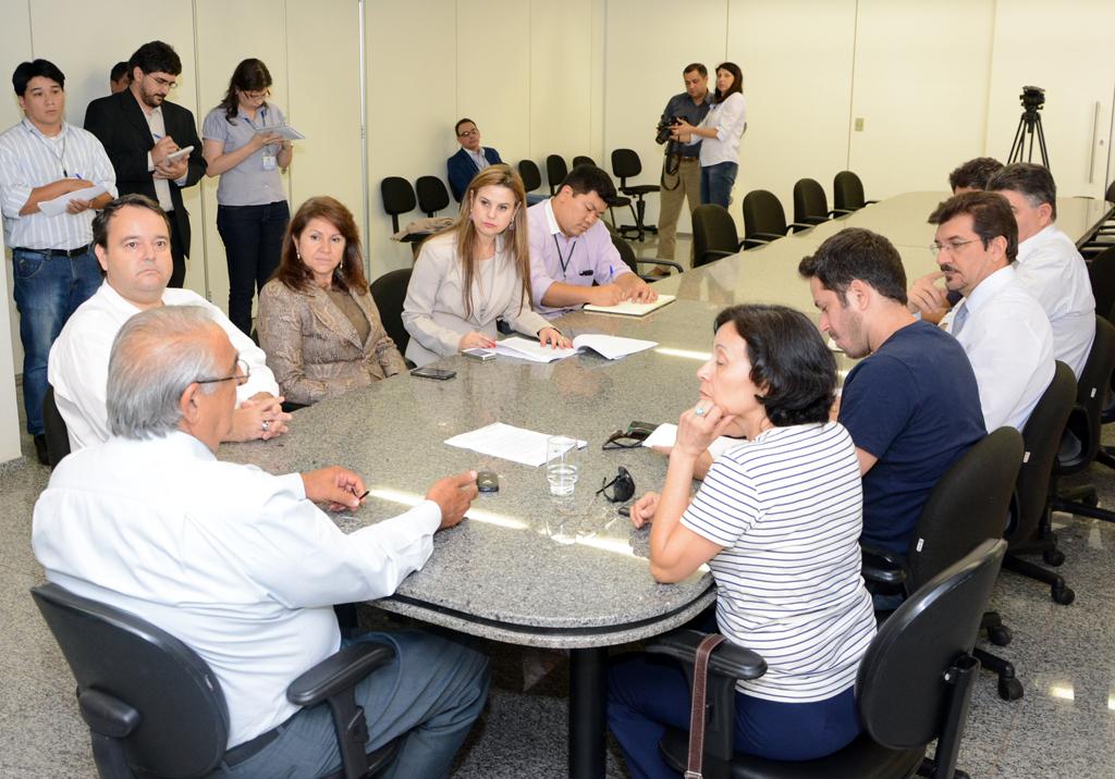 Imagem: Reunião entre deputados e professores e técnicos da UEMS aconteceu na sala da presidência.