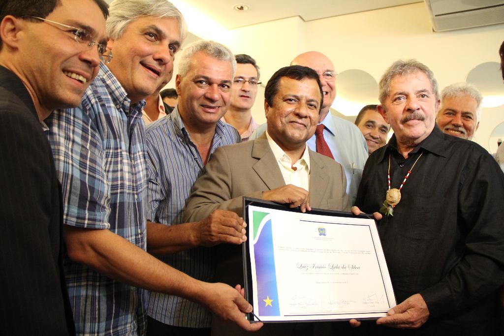 Imagem: Amarildo Cruz durante entrega do título ao ex-presidente Lula
