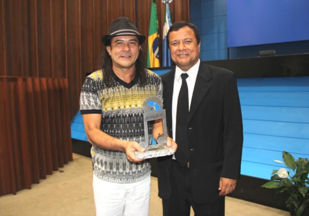 Imagem: Amarildo Cruz entrega Medalha Tom do Pantanal a Zezinho do Forró.