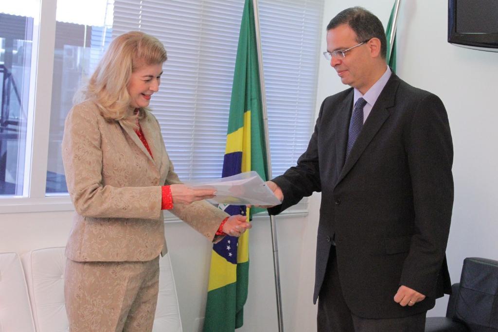 Imagem: Diretora da Escola do Legislativo, professora mestre Clarice Maciel, recebeu o resultado das mãos de Elton Luis Nasser.